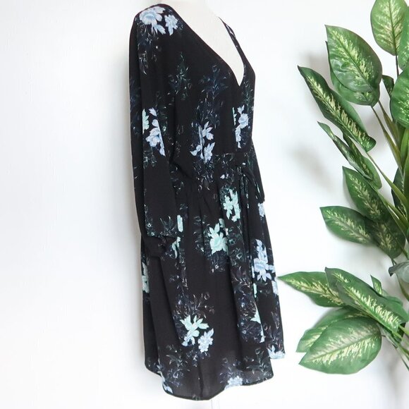 City Chic Ginza Black Blue White Floral V-neck Tie Elastic Waist 3/4 Sleeve 18 - Picture 4 of 10